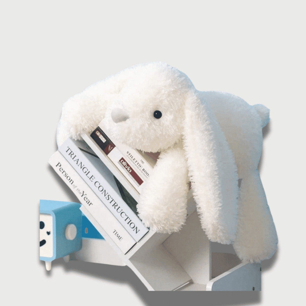 Doudou Lapin Allongé pour Bébé 35 cm : Doudou lapin blanc allongé sur une étagère, texture moelleuse.