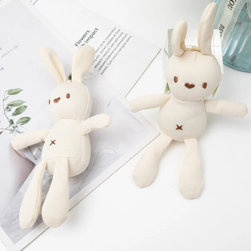 deux doudou lapin blanc de dix centimetre assis