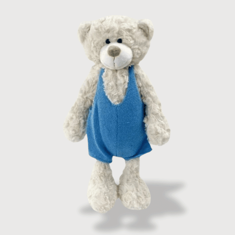 Doudou Ours Blanc en Salopette Bleu 30,5 cm : Doudou ours blanc vêtu d’une salopette bleue, debout avec un air doux.