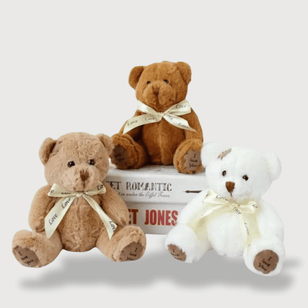 Doudou Ours Brun Unisexe de 18 cm : Trois petits doudous ours brun, beige et blanc avec un ruban autour du cou.