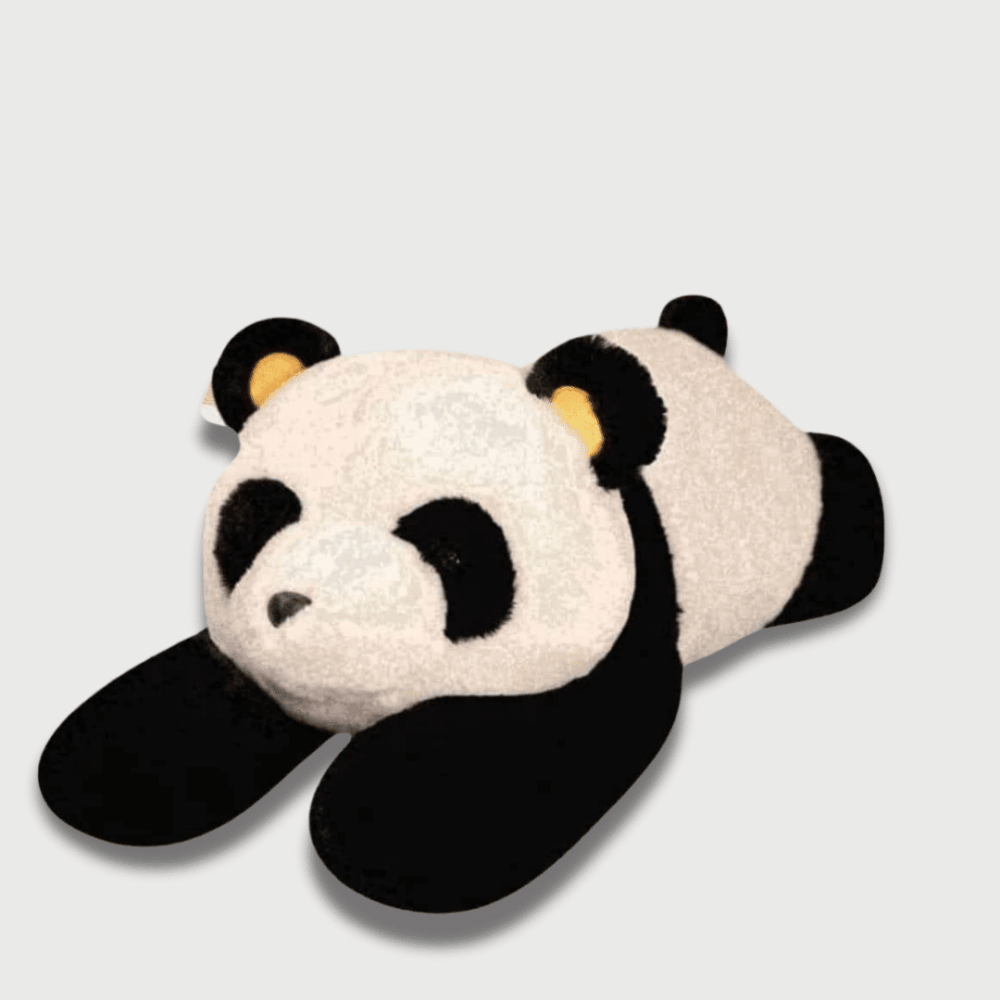 Doudou Panda Géant Allongé : Doudou panda en position allongée, noir et blanc, avec des oreilles arrondies et une expression calme.
