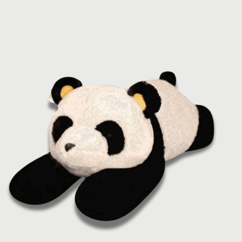 Doudou Panda Géant Allongé : Doudou panda en position allongée, noir et blanc, avec des oreilles arrondies et une expression calme.