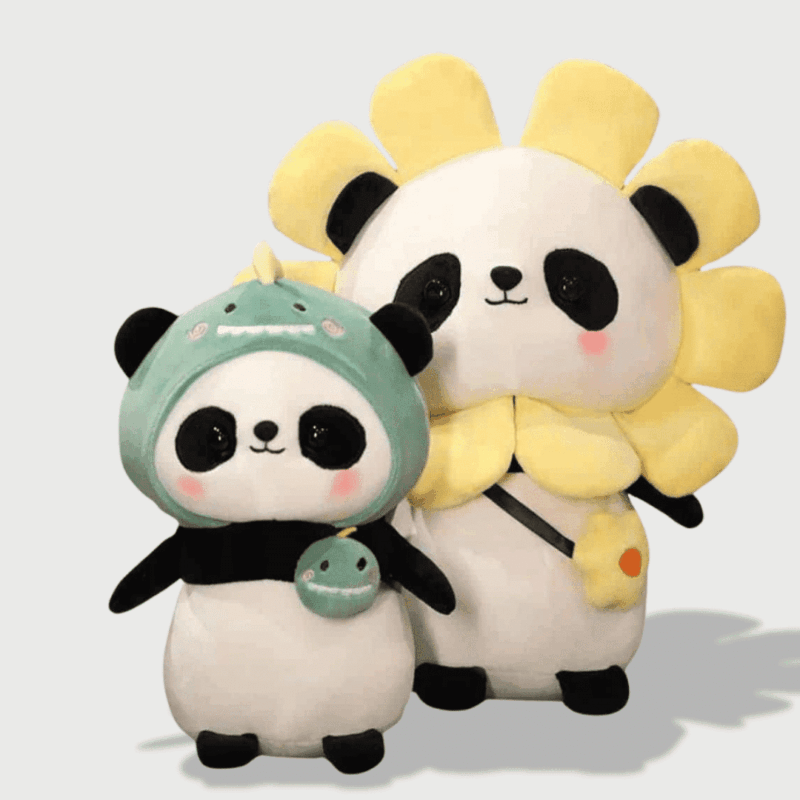 Doudou Panda Déguisé 30 cm : Deux doudous pandas adorables, un portant un chapeau dinosaure vert et l’autre déguisé en tournesol.