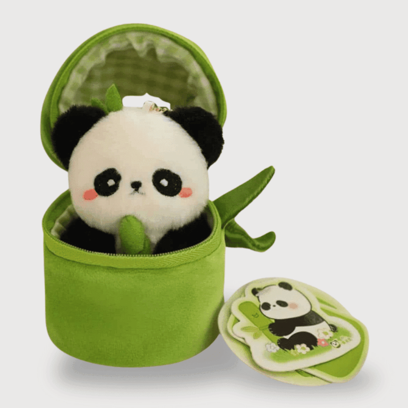 Doudou Panda dans un Tube de Bambou 10 cm : Petit doudou panda avec joues roses dans une boîte en tissu vert en forme de bambou.