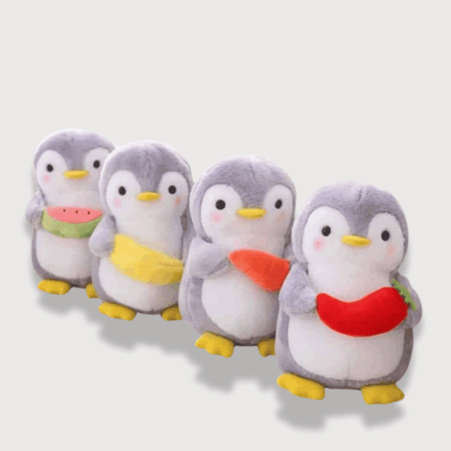 Doudou Pingouin Style Kawaii : Quatre doudous pingouins gris tenant des fruits : pastèque, banane, carotte et piment.