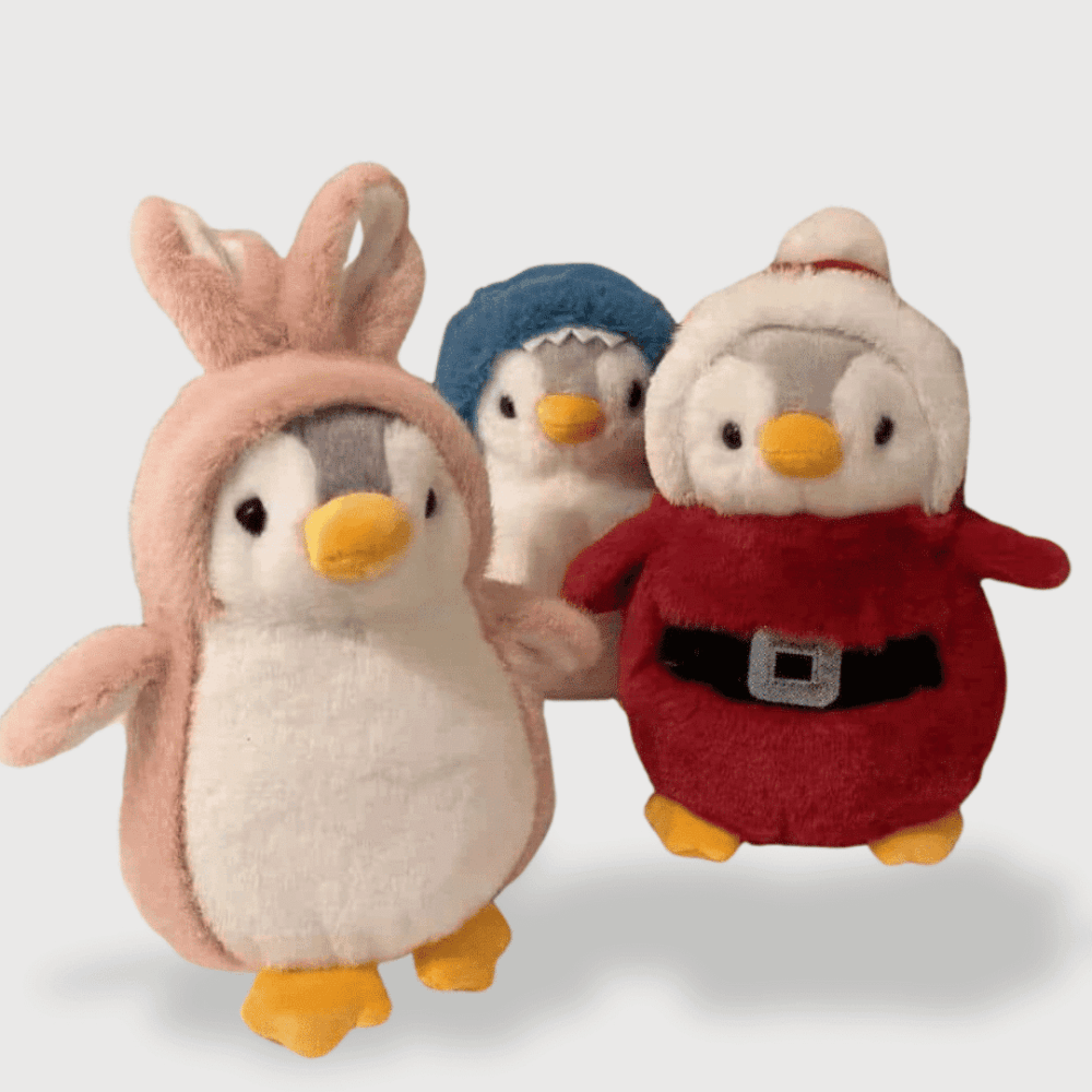 Doudou Pingouin Déguisé 20 cm : Trois doudous pingouins déguisés en lapin rose, bonnet bleu et père Noël rouge.