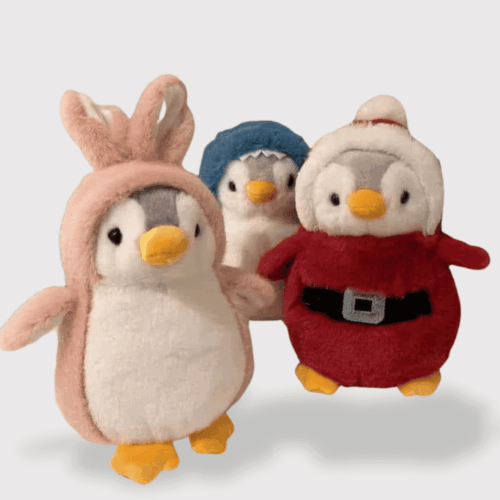 Doudou Pingouin Déguisé 20 cm : Trois doudous pingouins déguisés en lapin rose, bonnet bleu et père Noël rouge.