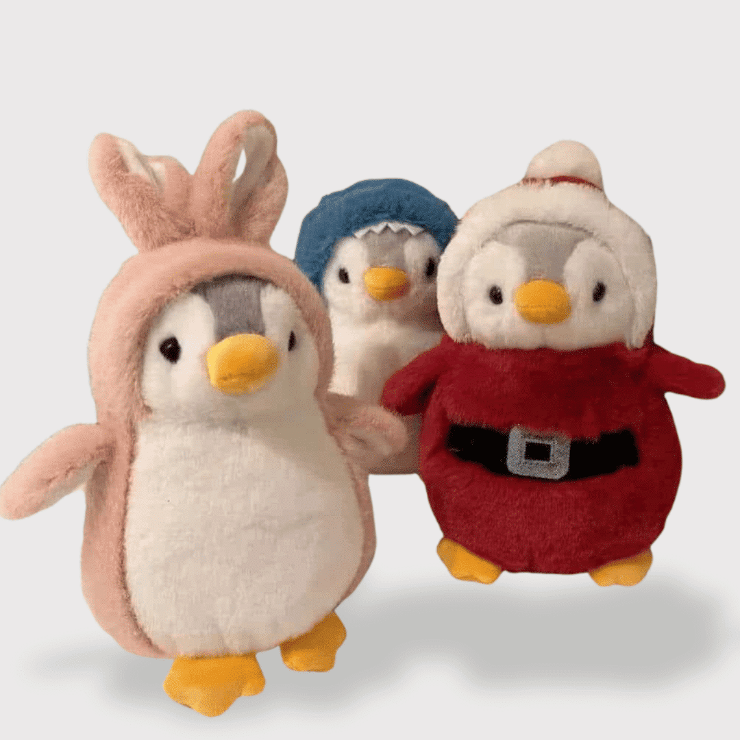 Doudou Pingouin Déguisé 20 cm : Trois doudous pingouins déguisés en lapin rose, bonnet bleu et père Noël rouge.