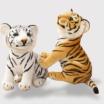 Doudou Tigre Mignon et Réaliste 23 cm : Deux doudous tigres, un blanc et un orange, avec des rayures et une posture expressive.
