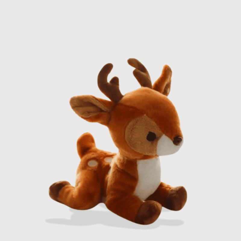 Doudou Biche Couché Pour Enfant : Doudou de biche assis avec des cornes en bois et des pointillés blancs sur son dos.