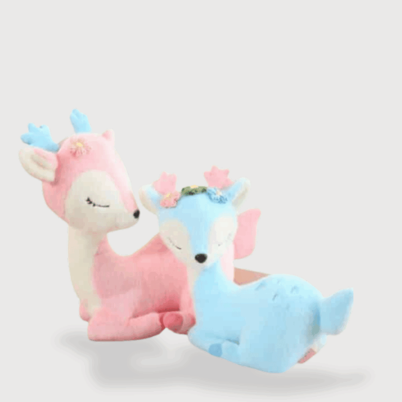 Doudou Biche Câline pour Fille : Deux doudous biches allongées, une rose et une bleue, avec de petites fleurs sur la tête.