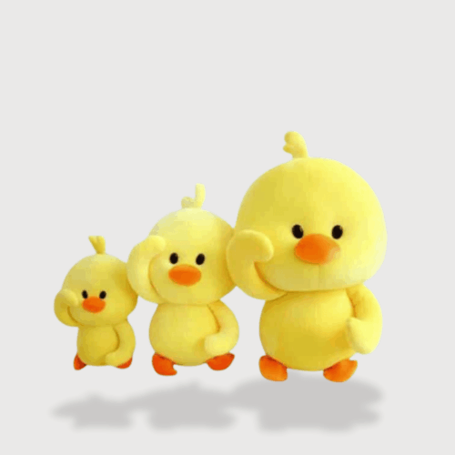 Doudou Canard Jaune : Trois doudous canards jaunes avec des becs orange, affichant des expressions adorables.