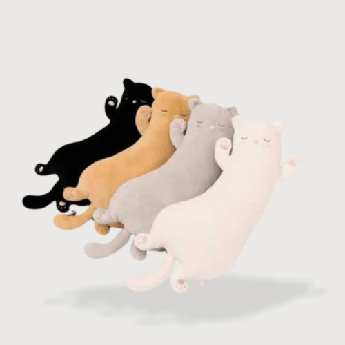 Doudou Chat Géant Endormi de 60 cm : Trois doudous chats allongés et endormis, déclinés en noir, beige, gris et blanc.