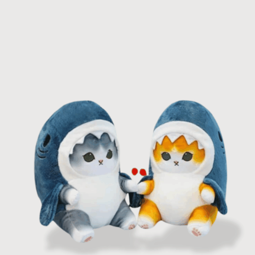 Doudou Chat en Déguisement de Requin Mignon : Deux doudous chats déguisés en requins, l’un gris et l’autre orange, mignons et originaux, parfaits pour des moments de tendresse.
