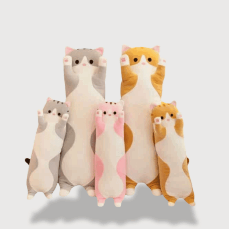 Doudou Chat Géant en Forme de Coussin pour Dormir : Quatre doudous chats debout et moelleux en blanc, gris, beige et noir, parfaits pour dormir.