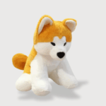 Doudou Chien Akita : Doudou chien Akita assis, avec un pelage blanc et roux et un regard expressif.