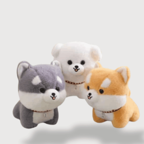 Doudou Chien Shiba Kawaii Adorable : Trois doudous Shiba, gris, blanc et roux, chacun portant un collier.