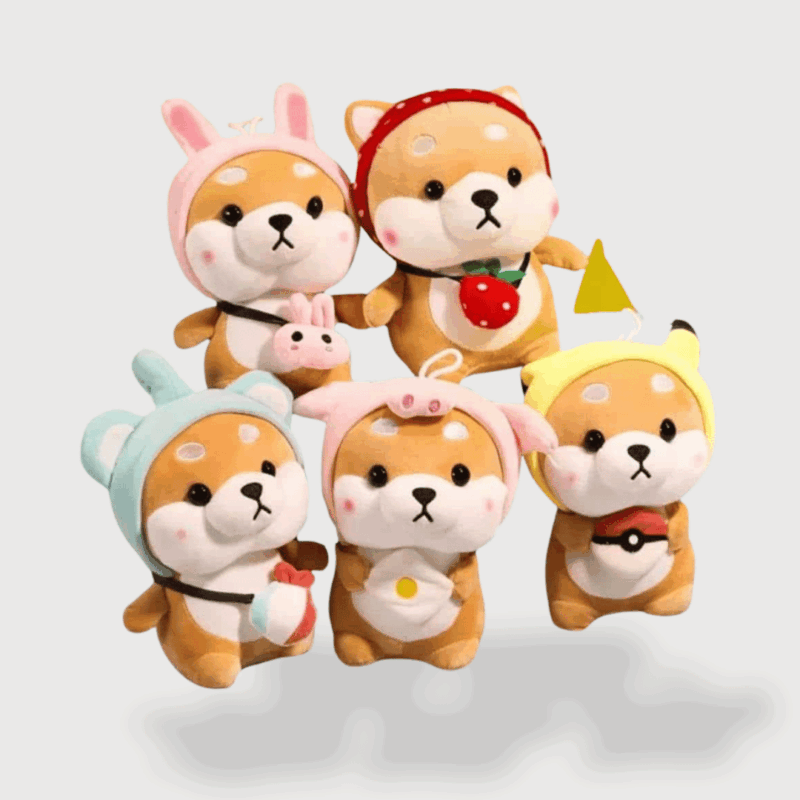 Doudou Chien Kawaii en Déguisement de Lapin 25 cm. Cinq doudous chiens adorables, chacun avec un déguisement kawaii unique : l’un déguisé en fraise, un autre en lapin, un troisième en Pokémon, un autre en requin et le dernier en cochon.