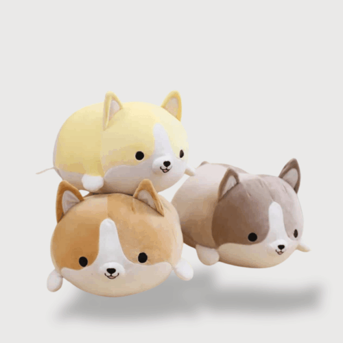 Doudou Chien Kawaii Style Cartoon Pour Enfant : Trois doudous chiens kawaii, ronds et moelleux, disponibles en plusieurs couleurs : jaune, gris et marron.
