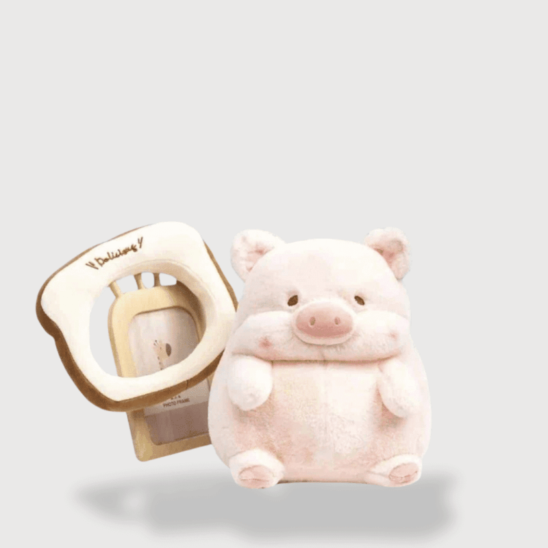Doudou Cochon Rose Style Kawaii : Petit doudou cochon dodu avec une texture douce, accompagné d’un jouet en forme de pain grillé.