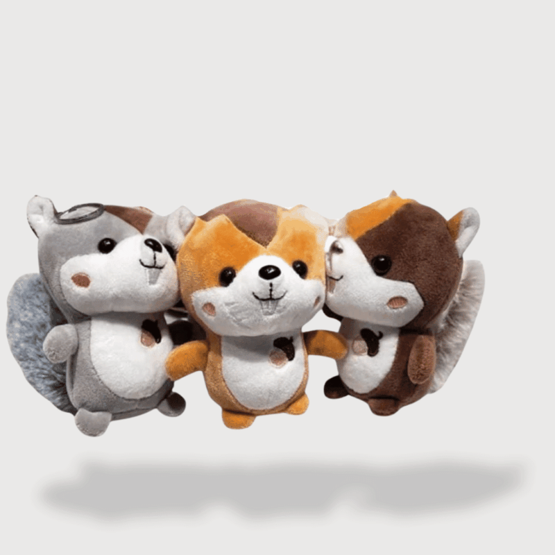 Doudou Écureuil Mini de 10 cm : Trois doudous écureuils en gris, marron et orange, avec de grandes queues moelleuses.