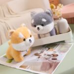 doudou chien shiba orange et gris avec un sourir