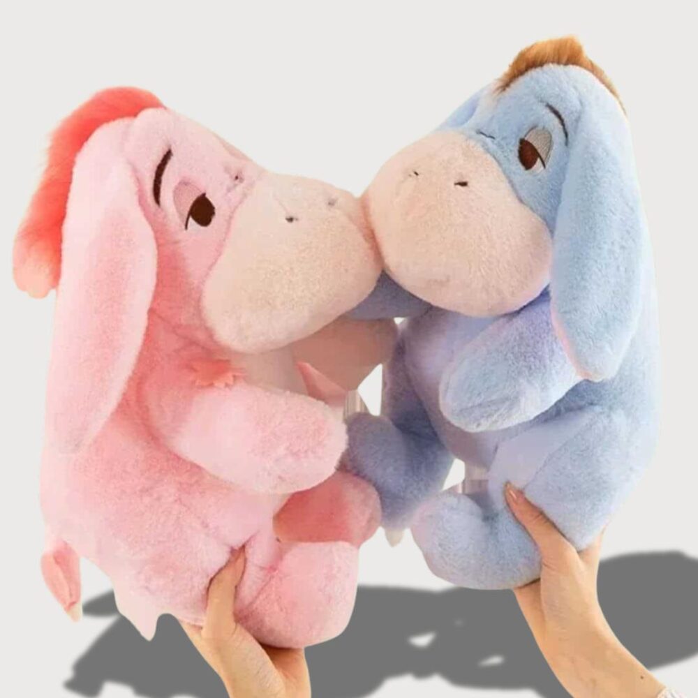 Doudou Bourriquet Tout Mignon : Deux doudous Bourriquet en rose et bleu, se touchant le museau avec tendresse.