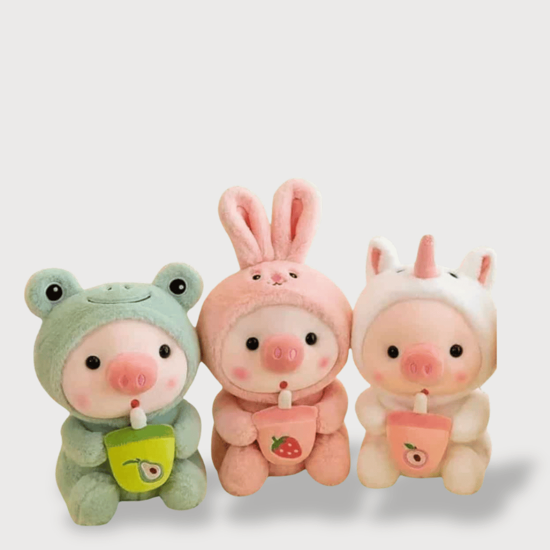 Doudou Cochon Kawaii en Déguisement : Trois doudous cochons en pyjama grenouille vert, lapin rose et licorne blanche, buvant un jus.
