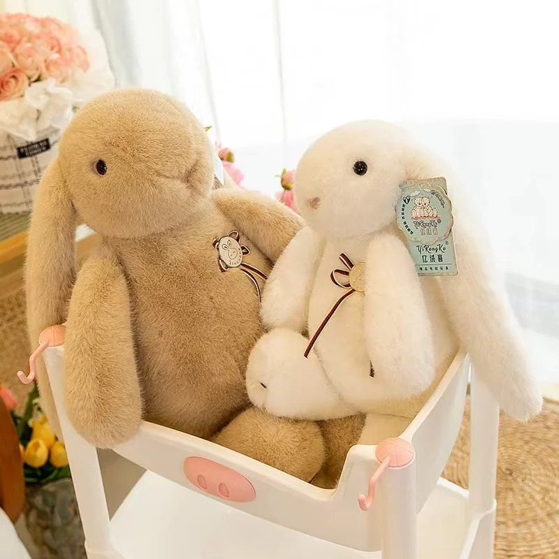 lapin marron longue oreille avec lapin blanc sur un berceau de'enfant dans une chambre de bebe