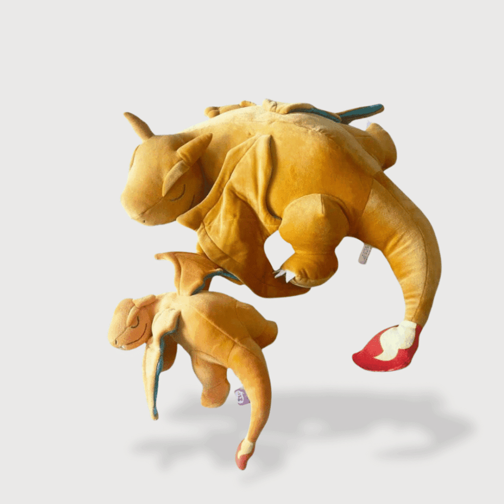 Doudou Dragon Dracaufeu Pokémon, avec des ailes orange déployées, décliné en petit et grand format ultra-doux, arborant une expression féroce en plein vol.