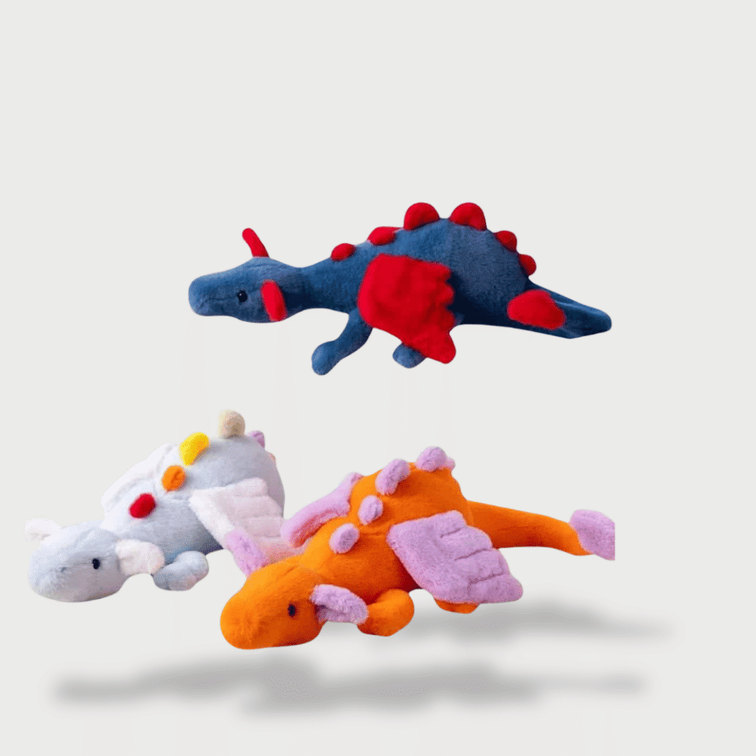 Doudou Dragon Volant, décliné en bleu, orange et gris, avec un design original et des détails colorés, en plein vol.