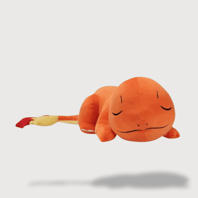 Doudou Dragon Reptincel Pokémon , aux couleurs orangées, allongé paisiblement avec une queue enflammée.