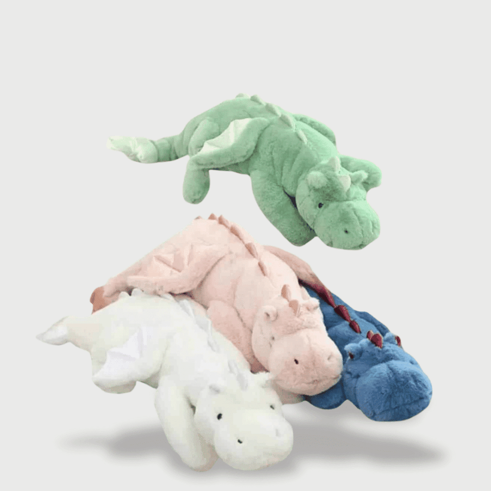 Doudou Dragon pour Enfants composé de plusieurs dragons allongés en vert, rose, bleu et blanc.