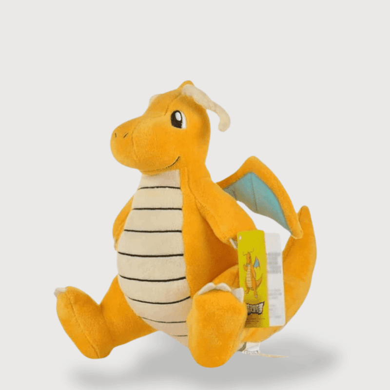 Doudou Dragon Pokémon Dracolosse, assis avec son corps orange, ses ailes bleues et son ventre rayé, prêt à apporter douceur et réconfort.