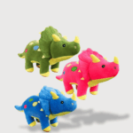 Doudou Gros Dinosaure Original disponible en vert, bleu et rose, avec des cornes jaunes et un corps tacheté.