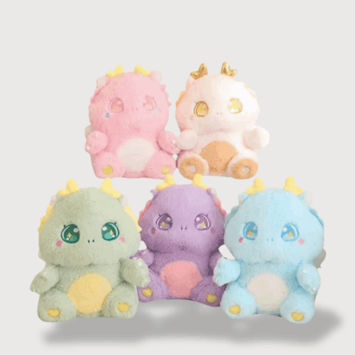 Doudou Kawaii Dinosaure, décliné en plusieurs couleurs pastel : vert pastel, violet pastel, bleu pastel, blanc pastel et rose pastel, avec de grands yeux brillants et des cornes dorées.