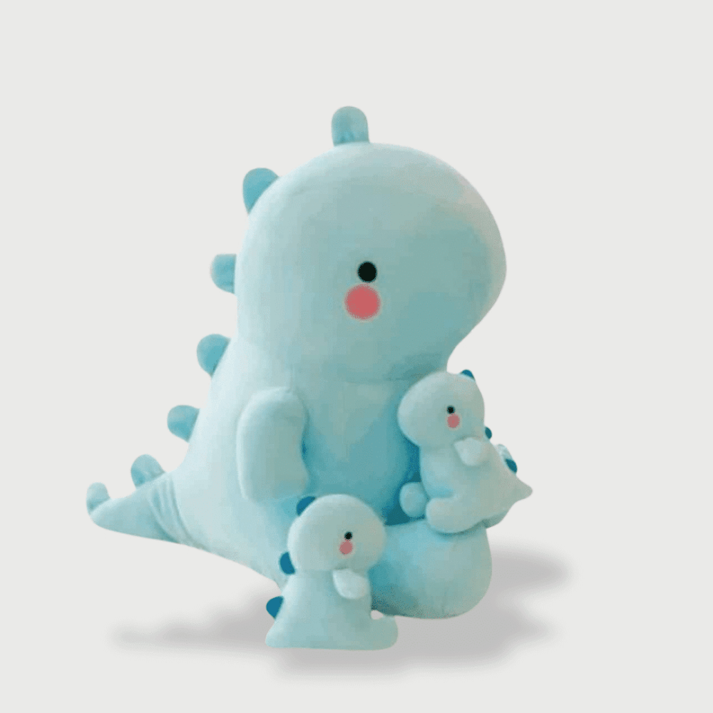 Doudou Dinosaure Bleu 3 Pièces avec un grand dinosaure bleu entouré de deux petits bébés dinosaures assortis.