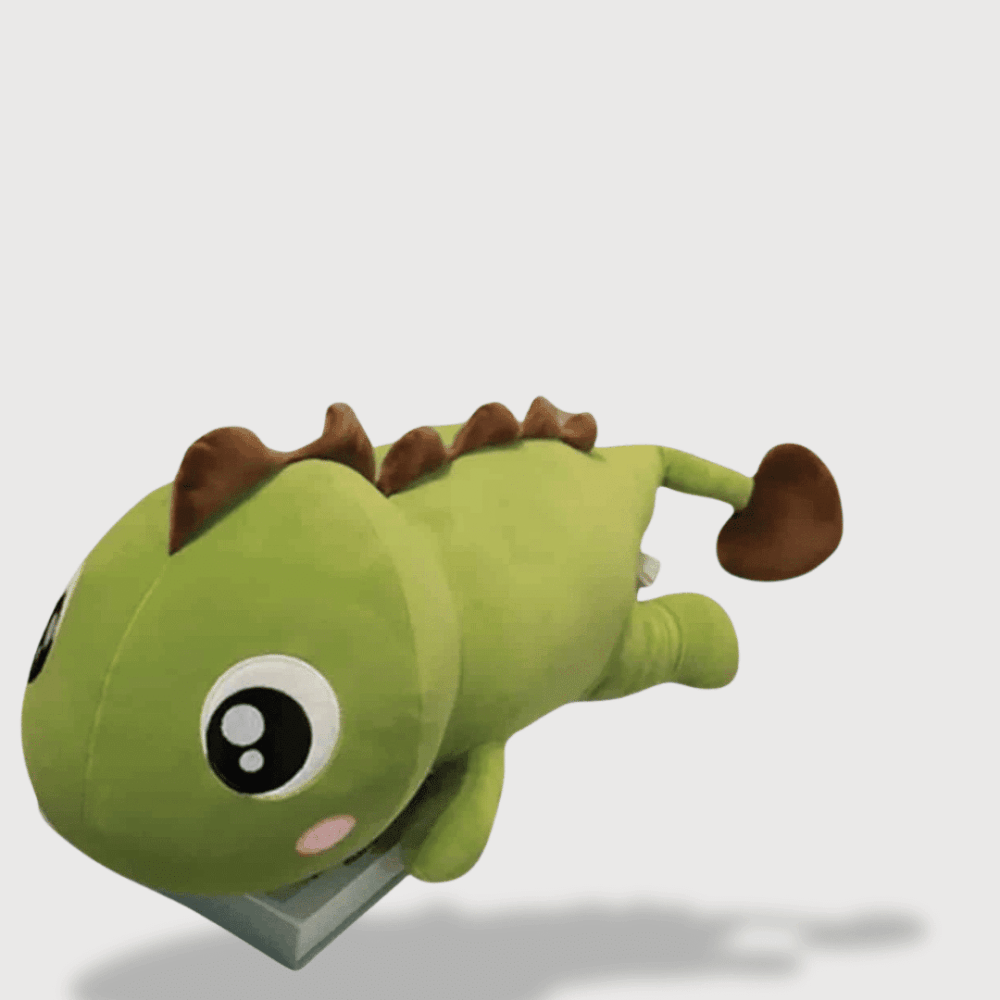 Doudou Dinosaure Vert Géant avec un dinosaure vert allongé et une crête marron sur le dos.