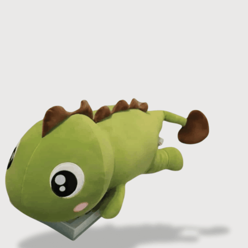 Doudou Dinosaure Vert Géant avec un dinosaure vert allongé et une crête marron sur le dos.