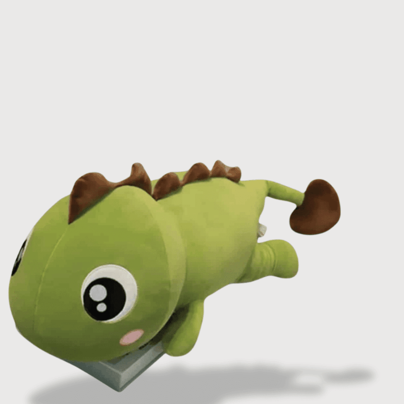 Doudou Dinosaure Vert Géant avec un dinosaure vert allongé et une crête marron sur le dos.