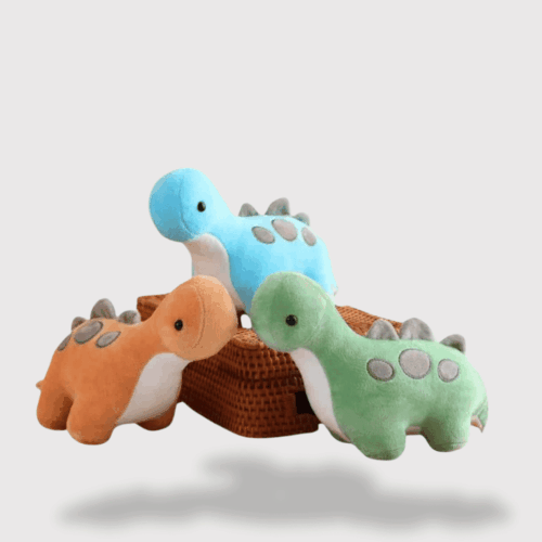 Doudou Dinosaure à Long Cou : Trois doudous dinosaures en bleu, vert et orange avec des plaques grises sur le dos.