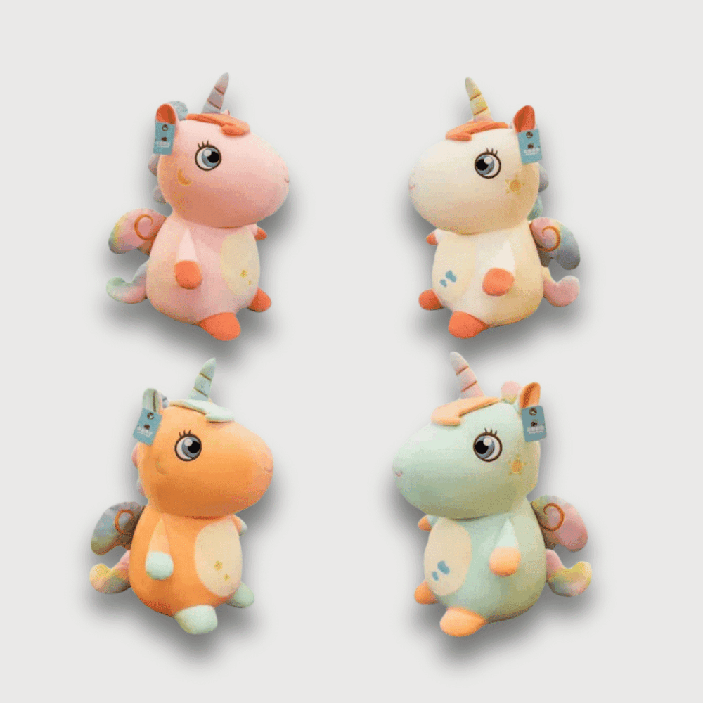Doudou Licorne pour Enfants, Quatre doudous licornes assises aux couleurs pastel : orange, vert, rose et beige, et des cornes brillantes.
