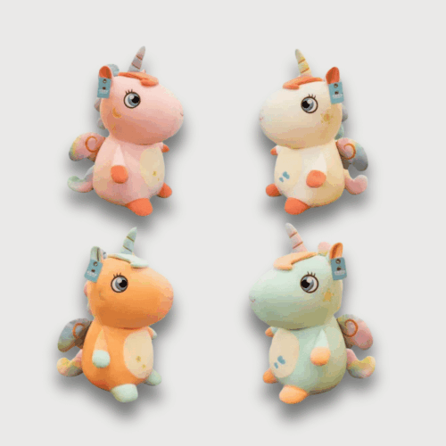 Doudou Licorne pour Enfants, Quatre doudous licornes assises aux couleurs pastel : orange, vert, rose et beige, et des cornes brillantes.
