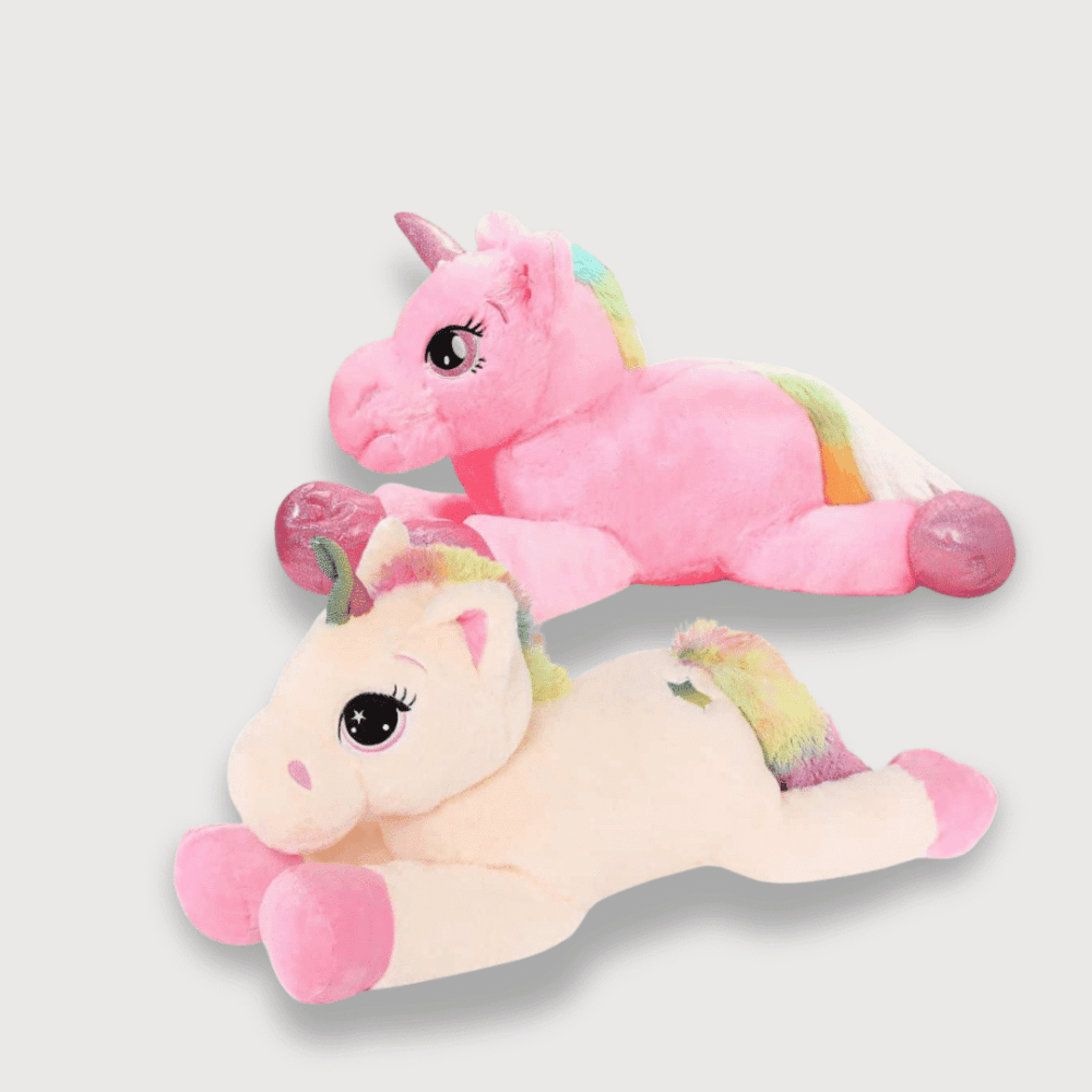 Doudou Gros Licorne Rose allongée avec une crinière arc-en-ciel, des sabots brillants et un regard tendre.