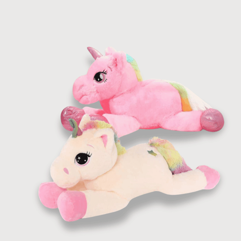 Doudou Gros Licorne Rose allongée avec une crinière arc-en-ciel, des sabots brillants et un regard tendre.