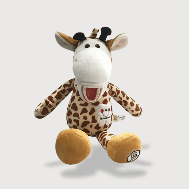 Doudou Girafe avec des Dents représentant une girafe marron et blanche assise avec une grande bouche ouverte.