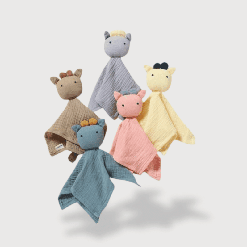 Doudou Baby Girafe avec plusieurs girafes colorées en lange, aux tons pastel (marron, rose, jaune, gris et vert) et aux têtes brodées adorables.