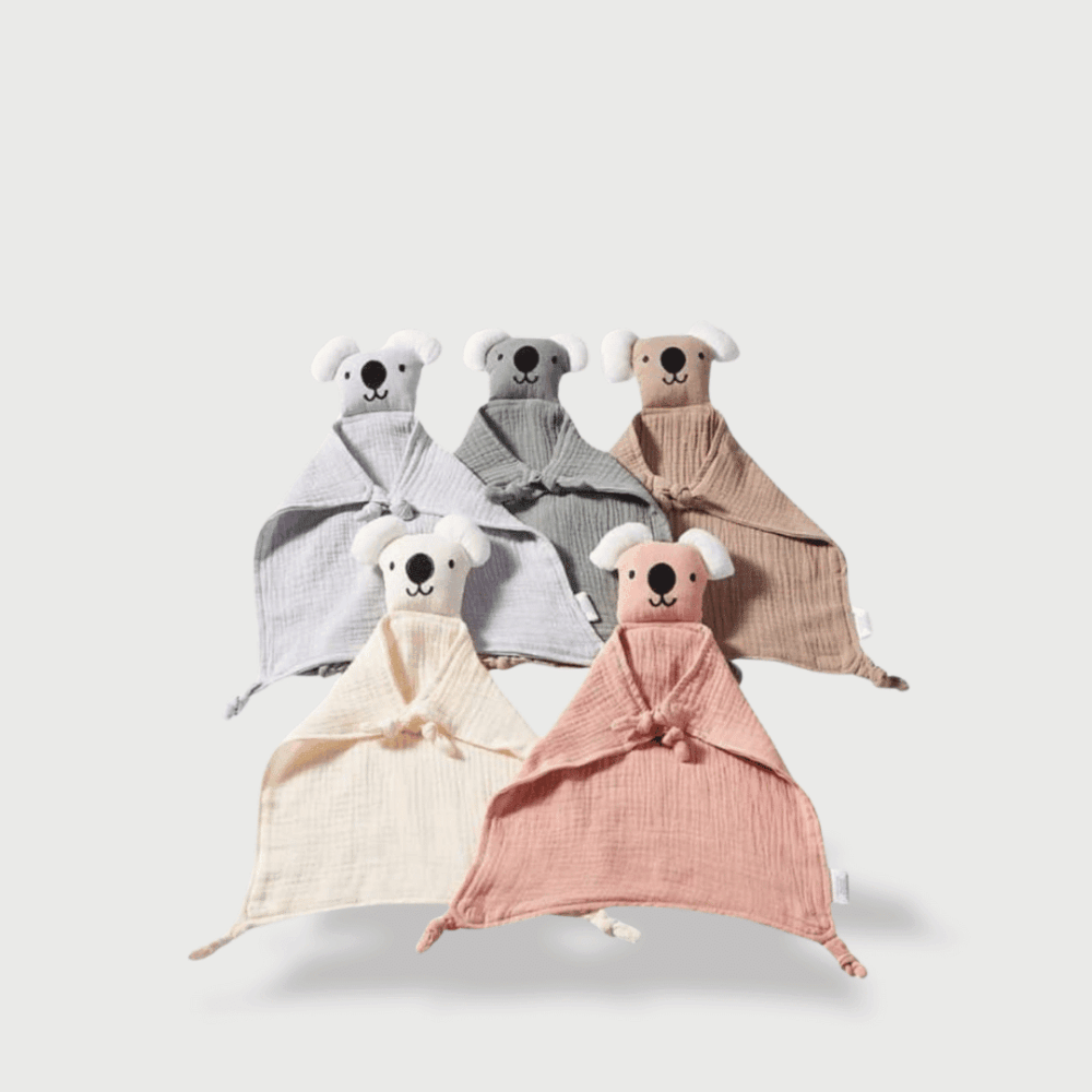 Doudou Koala en Mouchoir 28 cm, en plusieurs couleurs : marron, gris, bleu, rose et beige, avec un design personnalisé et réconfortant.