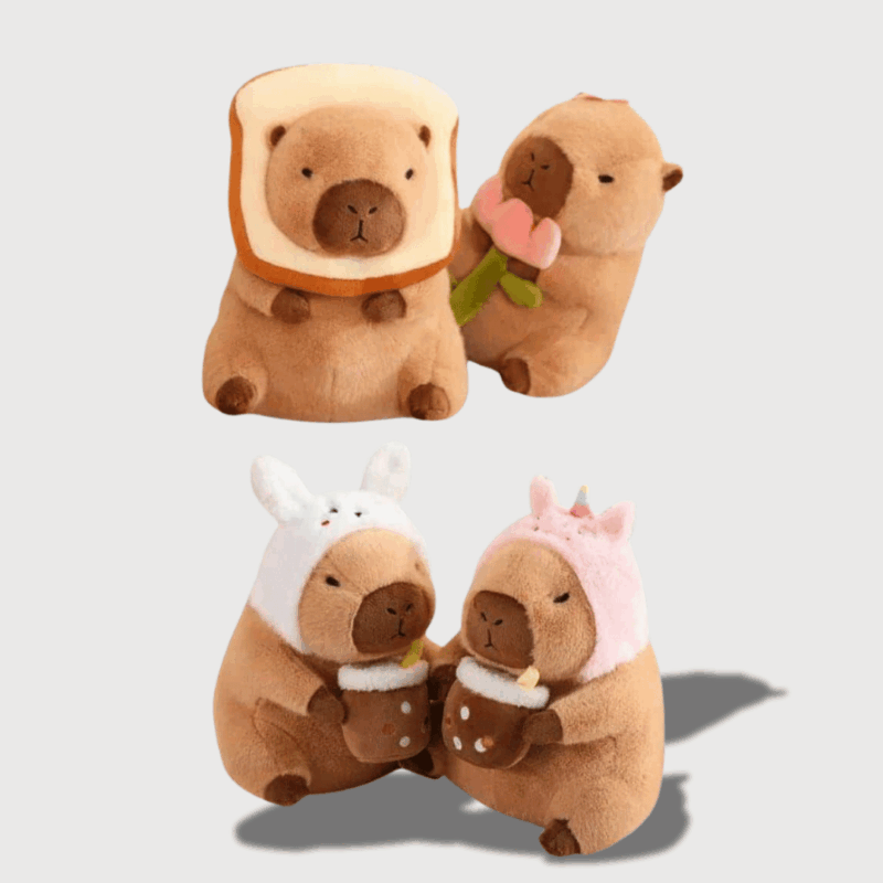 Doudou Kawaii Capybara en duo, l'un portant un bonnet licorne et l'autre un bonnet lapin, tenant des boissons adorables. Deux autres capybaras affichent un style unique avec une tranche de pain et une sucette en forme de cœur.