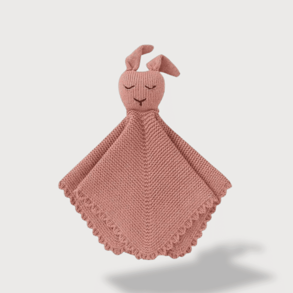 Doudou Plat Lapin en Crochet 23 cm avec une tête brodée, un corps en tricot et des oreilles souples.